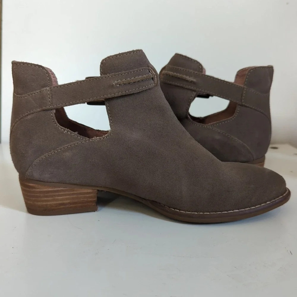 Anthropologie Seychelles   Women's Suede Western‎ Ankle Booties 7 Buckle Strap